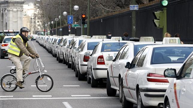 En Madrid se congelan los ingresos provenientes de los taxis imagen 1